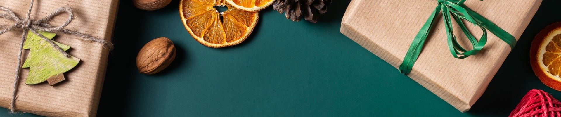Image de fond vert avec des cadeaux ecologiques
