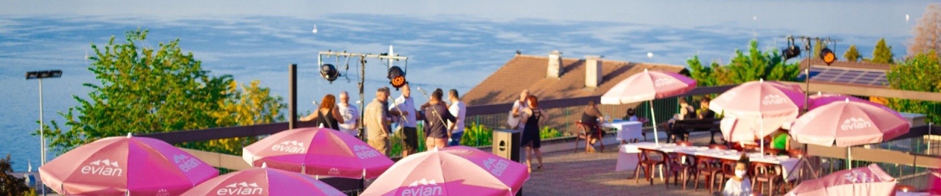 Terrasse et parasols vue au lac 