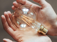 Mains qui tiennent ampoule Pexels