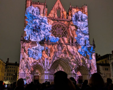 eglise iluminé pendant la fete de lumieres à Lyon