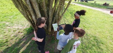 Des enfants qui utilisent leur application au Manoir d'Argueil 