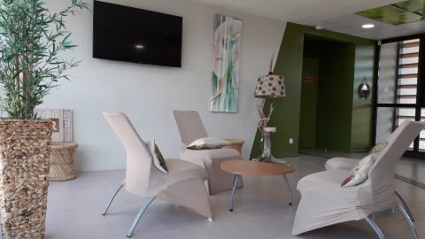 Salon avec TV à Narbonne