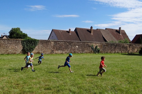 Enfants qui courent dans le jardin