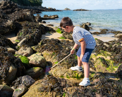 Enfant sur l'île à coté la mer