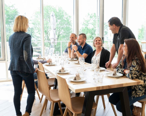 Echanges autour du table au Parc Olhain