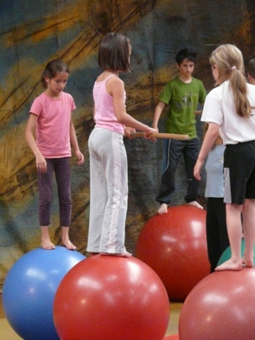 Enfants sur des boules de cirque au centre Lac de Maine à Anger