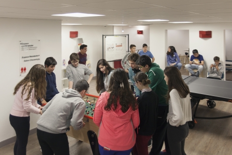 Enfants jouant au ping pong au centre Val de Loire à Blois