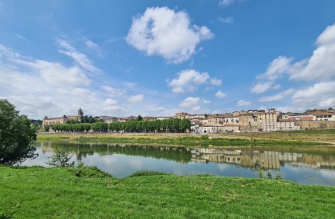 Photo sur la réole, verdure te ciel bleu